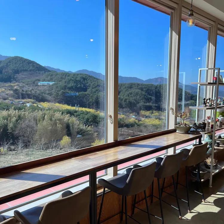구례 산수유마을 카페, 산수유꽃 내려다보는 뷰가 미쳤대요!
